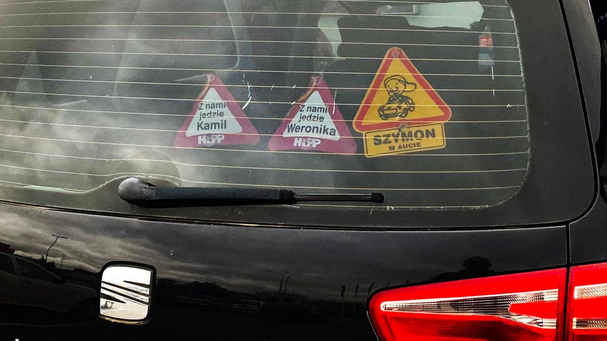 Potencjalny porywacz już wie, że z tej trójki dzieci dziewczynka to Weronika. Co jeszcze mu zdradzisz nalepką na aucie?