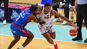 King zbudował sobie twierdzę. Jest w niej niemal bezbłędny