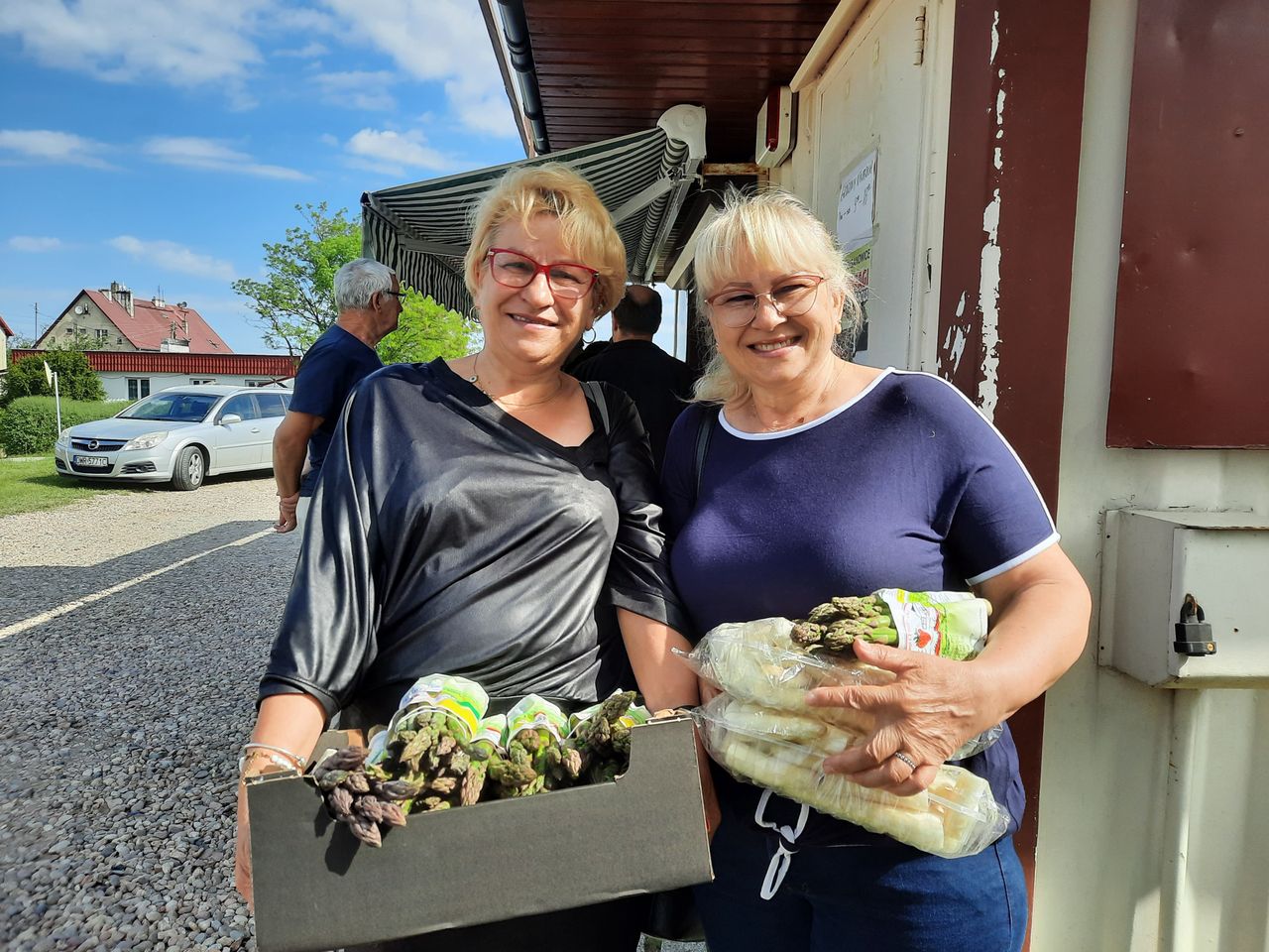 Teresa Morawska i jej siostra Grażyna Pukniel to stałe klientki na plantacji w Strzeganowicach. - Najlepsze są szparagi z grilla - przekonują 