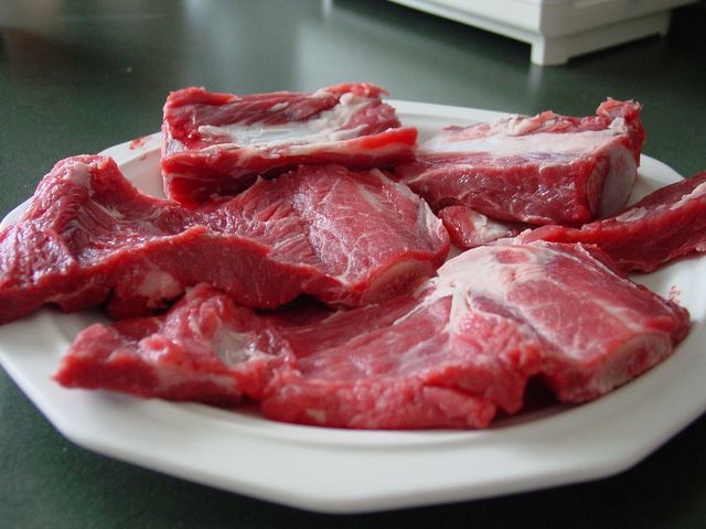 Surowe żeberka wołowe (samo mięso)