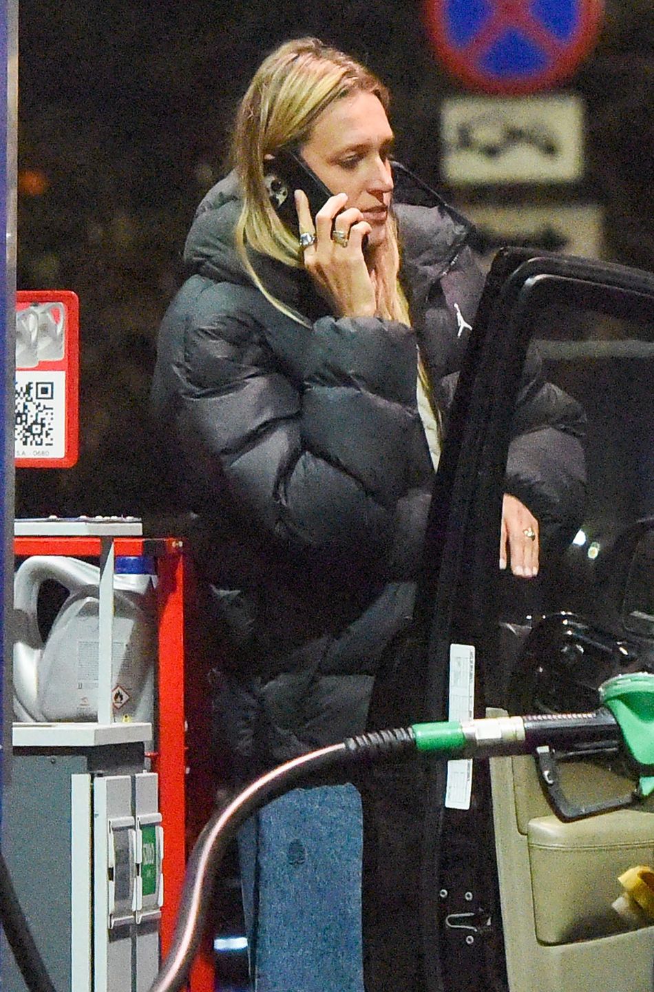 Aleksandra Żebrowska tankuje auto