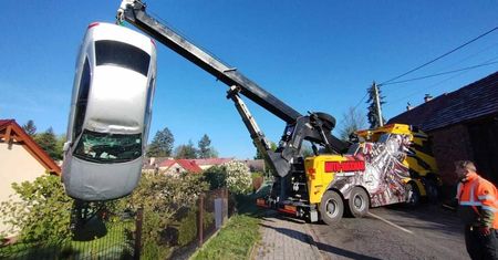 Przebił się przez płot i wpadł autem ludziom do ogródka. Policja szuka kierowcy