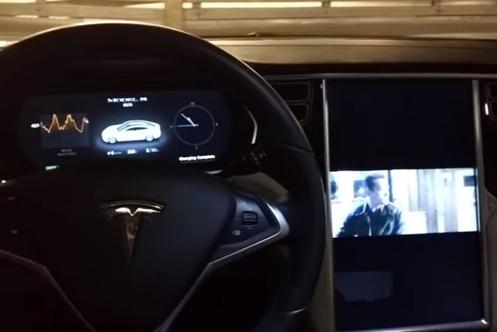 Tesla Model S z Gentoo Linuksem pozwala na oglądanie filmów