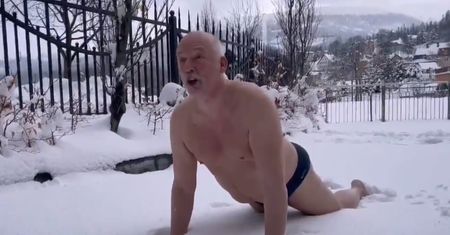 Korwin-Mikke w samych majtkach. Przeszedł samego siebie