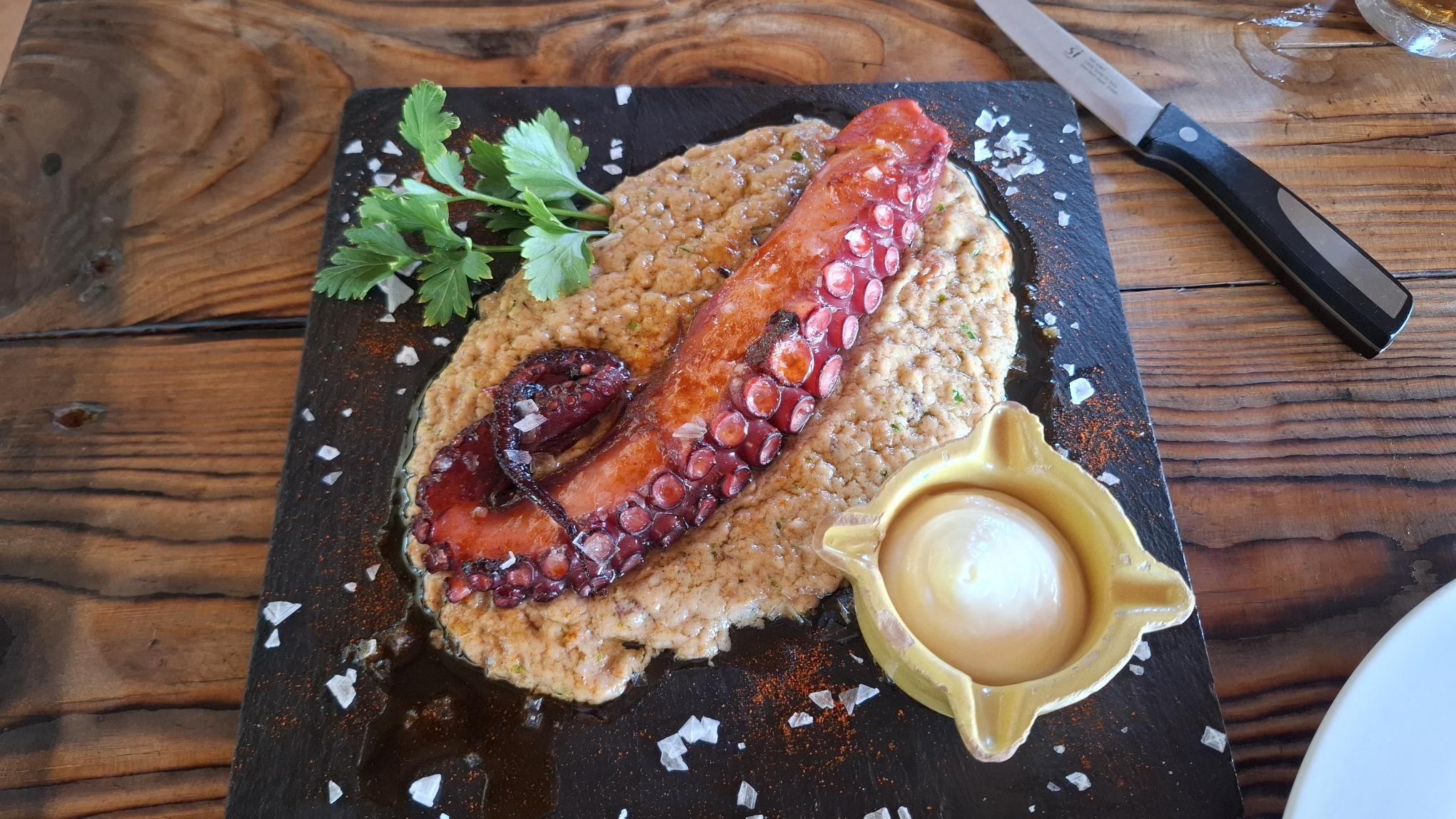 Grillowana ośmiornica z aioli i ziemniakami
