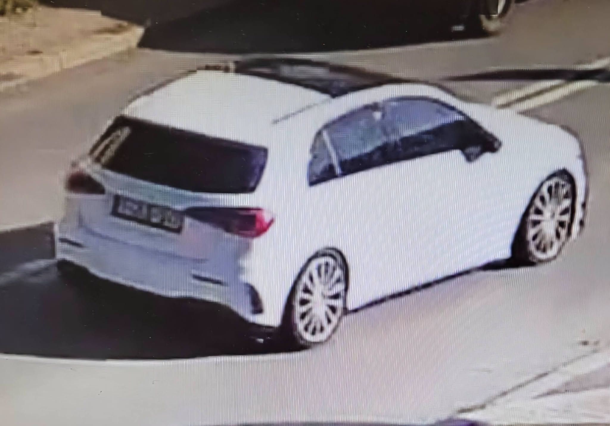 Prawdopodobnie poruszał się białym Mercedesem