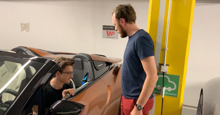 Otwieranie drzwi w BMW i8. Wygląda świetnie, ale łatwo nie jest
