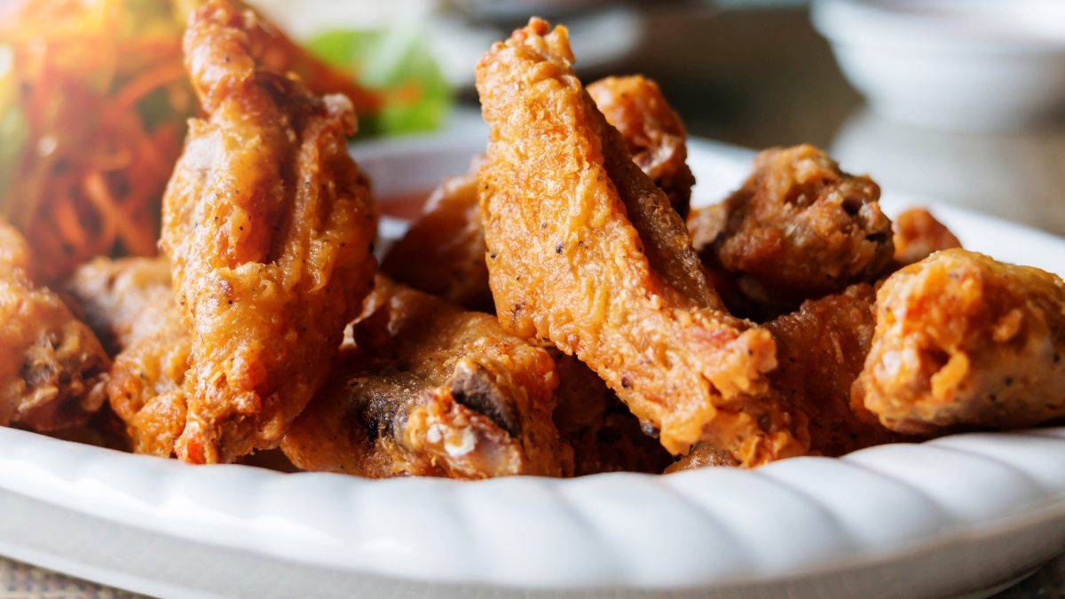 Skrzydełka marynuję w wodzie i smażę w lekkiej panierce
