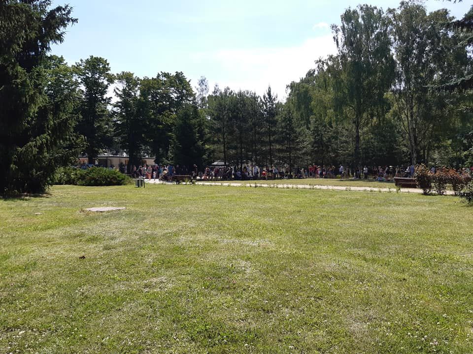 Kolejka na basen w warszawskim Powsinie 