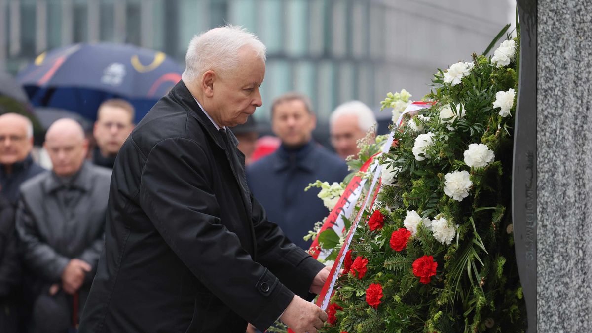 Warszawa, 10.05.2025. Prezes PiS Jarosław Kaczyński składa kwiaty przed pomnikiem prezydenta RP Lecha Kaczyńskiego na pl. Piłsudskiego w Warszawie, 10 bm. Politycy PiS biorą udział w obchodach miesięcznicy katastrofy smoleńskiej. (jm) PAP/Rafał Guz