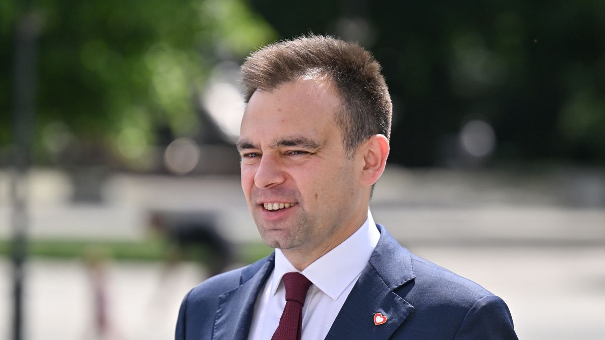 Radom, 19.05.2024. Kampania wyborcza do Parlamentu Europejskiego. Minister finansów Andrzej Domański podczas wiecu wyborczego Koalicji Obywatelskiej, 19 bm. w Radomiu. (amb) PAP/Piotr Polak