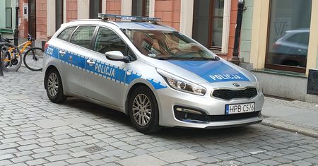 Nie chciała oddać partnera policjantom. Wyszła wraz z nim w kajdankach