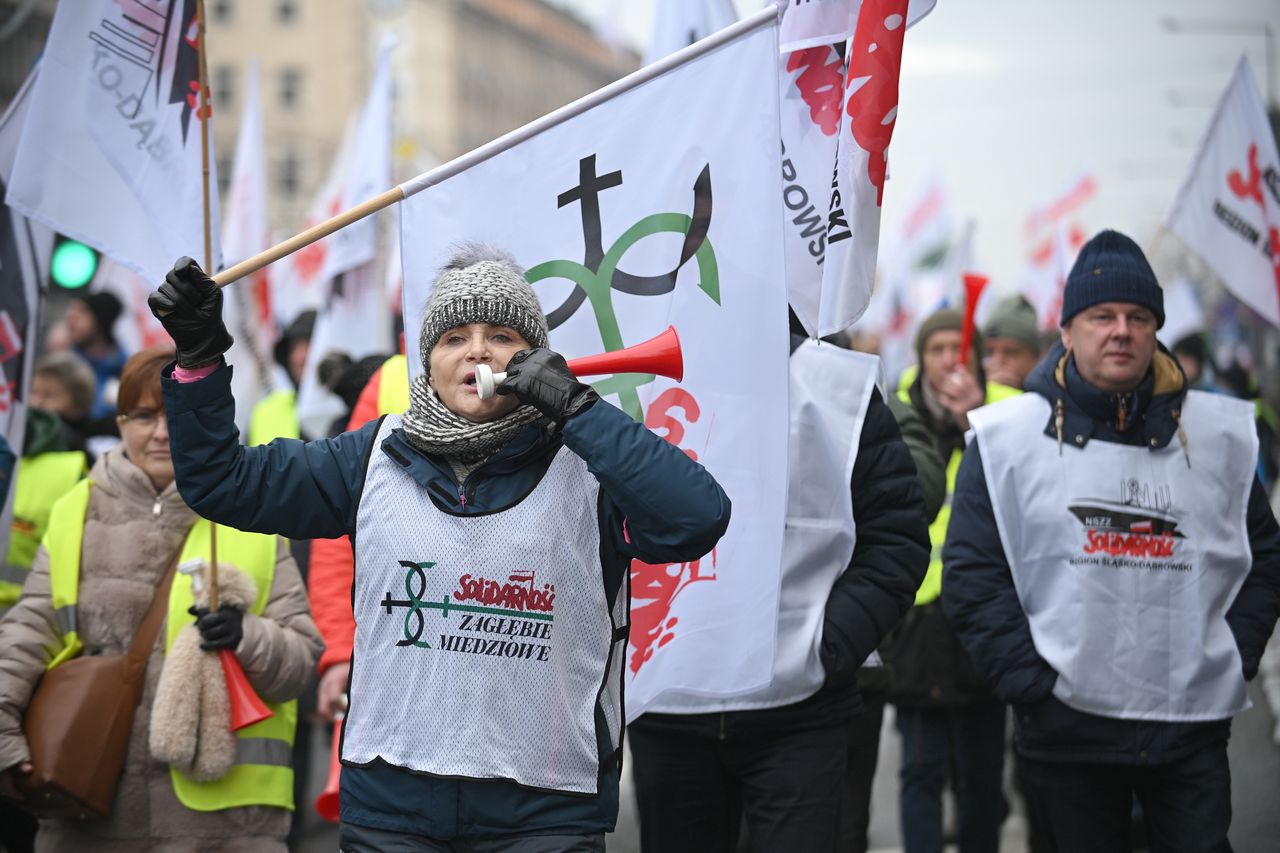 Kilka tysięcy związkowców w Warszawie. Protestują przeciwko likwidacji elektrowni węglowych