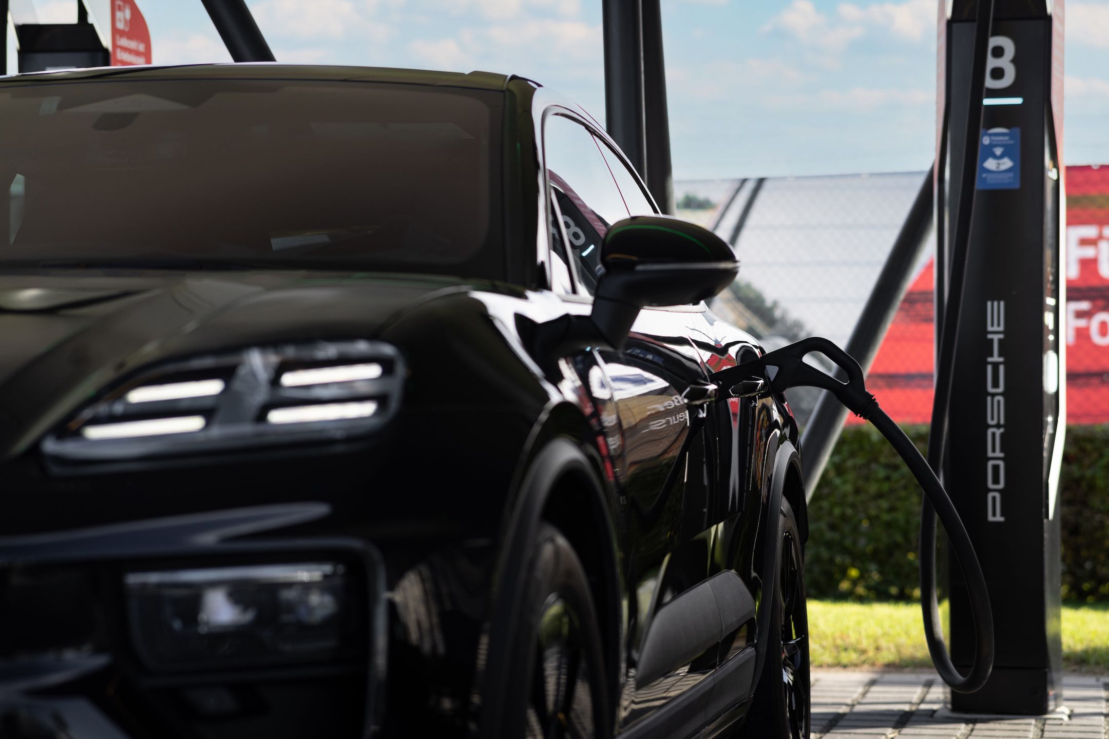 Porsche Macan EV (2024)
