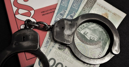 Dwóch poszukiwanych w jednym aucie. Próba przekupienia policjantów i narkotyki w tle
