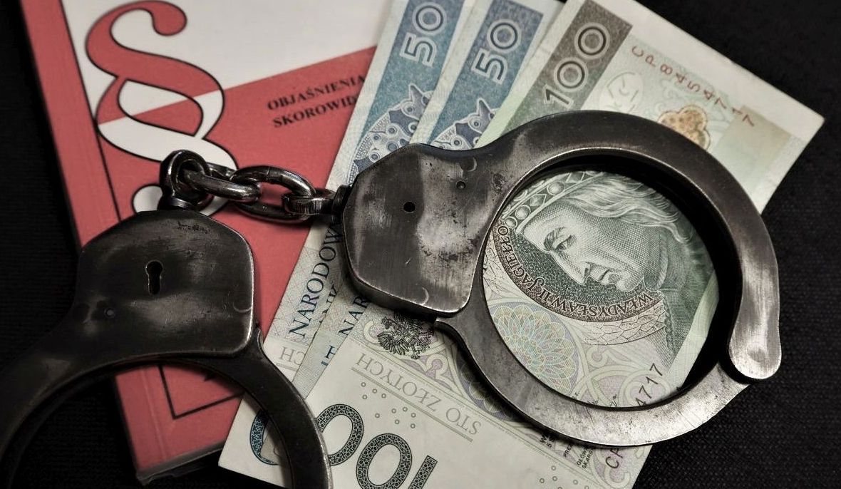 Dwóch poszukiwanych w jednym aucie. Próba przekupienia policjantów i narkotyki w tle