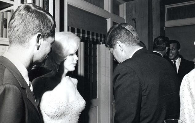 JFK (po prawej, odwrócony plecami) i Marylin Monroe, 1962 r. 