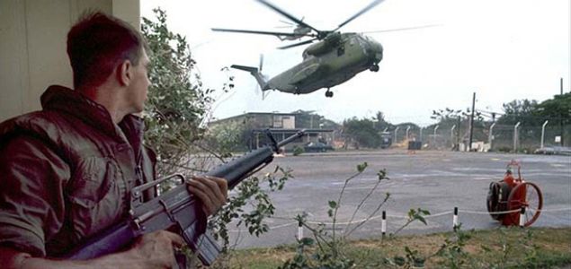 Amerykański marine osłania lądowisko śmigłowców na terenie kancelarii attaché wojskowego w pobliżu lotniska Tan Son Nhut w Sajgonie, 29 kwietnia 1975 r. 