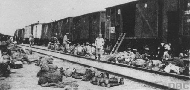 Żołnierze 5 Dywizji Strzelców Polskich koczujący przy torach kolejowych podczas postoju pociągu, 1919 r. 