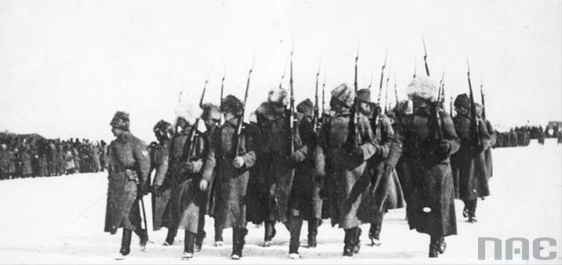 Żołnierze 5 Dywizji Strzelców Polskich podczas defilady w Nowonikołajewsku na Syberii, 1919 r. 