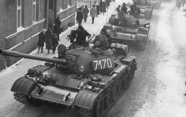 Czołgi T-55 podczas stanu wojennego w Zbąszyniu, 1981 r. 