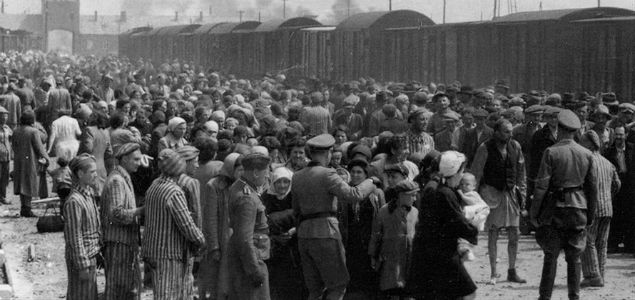 Węgierscy Żydzi podczas selekcji na rampie w Auschwitz 