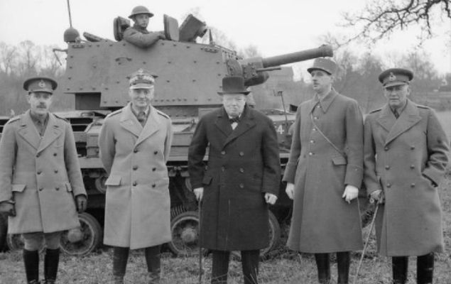 Winston Churchill oraz Charles de Gaulle (po prawej) i Władysław Sikorski (po lewej) 