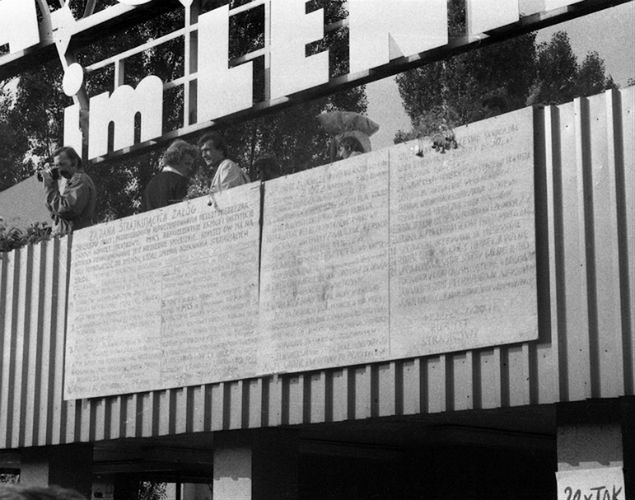 Tablice z 21 postulatami Międzyzakładowego Komitetu Strajkowego umieszczone na budynku portierni przy bramie nr 2 Stoczni Gdańskiej 