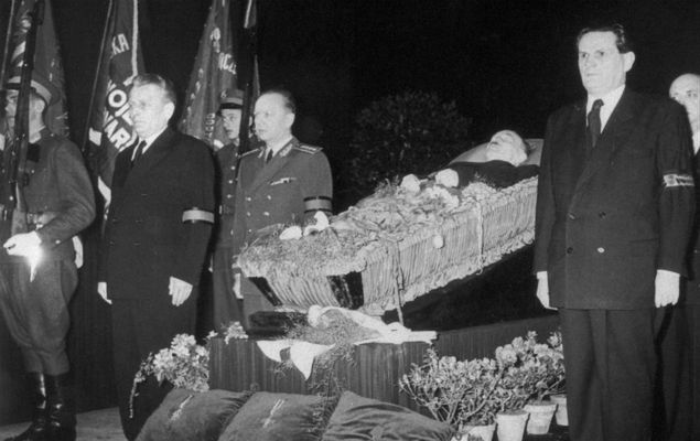 Ciało Bolesława Bieruta wystawione na widok publiczny, 14 marca 1956 r. 