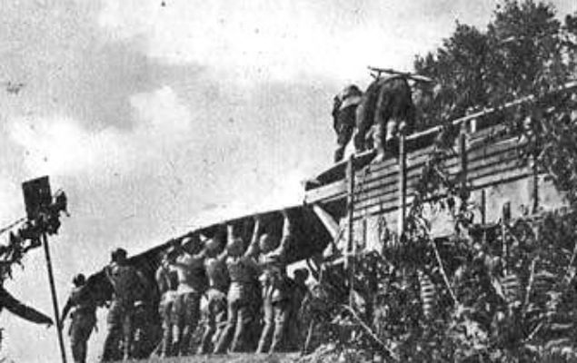 Żołnierze 1 Armii Wojska Polskiego przygotowują pontony do desantu przez Wisłę, 15 września 1944 r. 