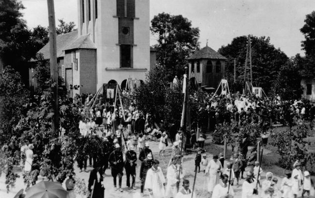 Procesja na placu przed kościołem parafialnym p.w. św. Floriana w Brwinowie, między 1927 a 1939 r. 