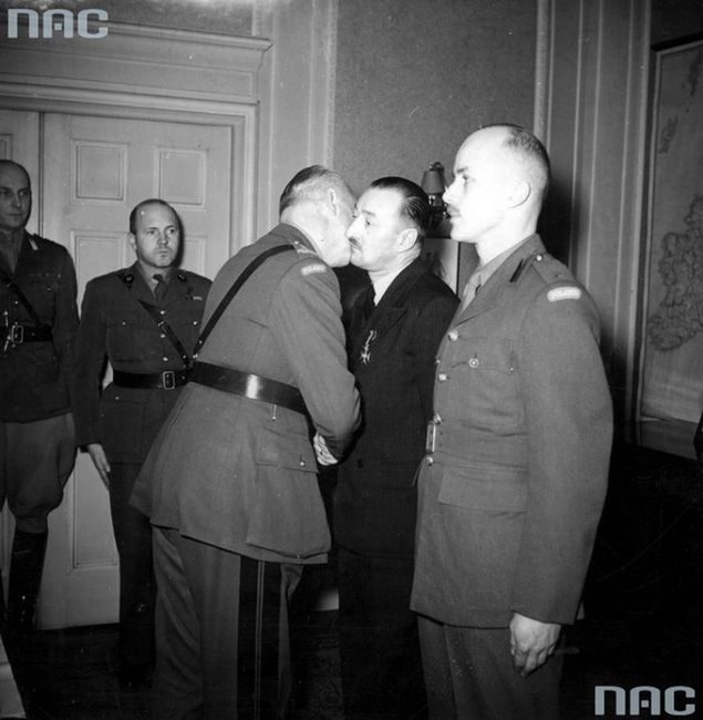 Od lewej: mjr Michał Miszke, ppłk Michał Pstrokoński, gen. Kazimierz Sosnkowski, rotmistrz Aleksander Stpiczyński, ppor. Jan Nowak-Jeziorański, fotografia z 24 stycznia 1944 r. 