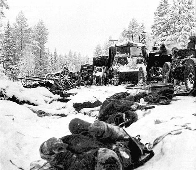 Zniszczony sowiecki sprzęt i działa żołnierzy Armii Czerwonej po bitwie na drodze Raate w styczniu 1940 r. 