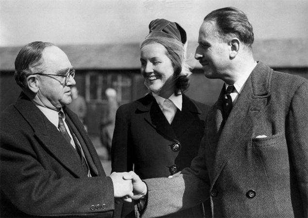 Oswald i Diana Mosley spotykają się z Oswaldem Pirowem (z lewej), południowoafrykańskim nacjonalistą, 8 kwietnia 1948 r. 