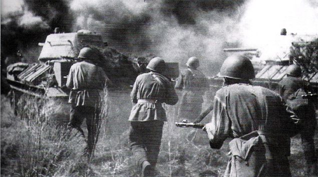 Radzieccy żołnierze podążają za atakującym czołgiem T-34 