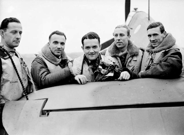 Piloci z Dywizjonu 303, od lewej: Mirosław Ferić, Bogdan Grzeszczak, Jan Zumbach, Zdzisław Henneberg, John Kent 