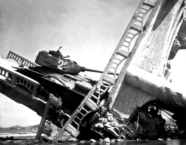 Czołg T-34 z armii północnokoreańskiej na zniszczonym moście 