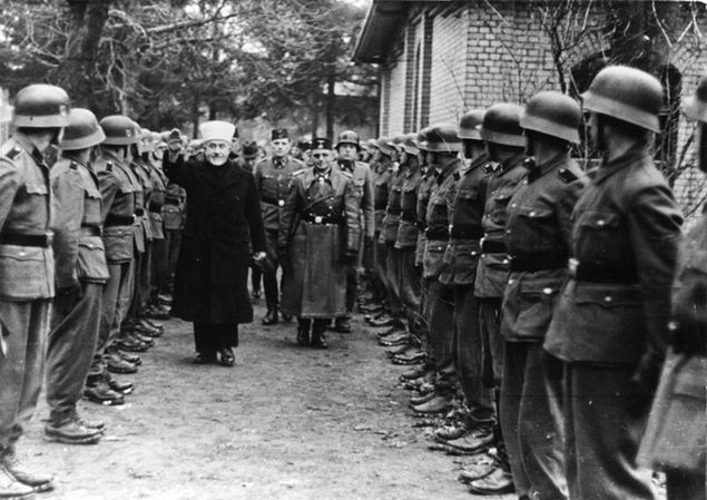 Al-Hadżdż Muhammad Amin al-Husajni, wielki mufti Jerozolimy z bośniackimi muzułmanami, którzy wstąpili na ochotnika do Waffen-SS, listopad 1943 r. 