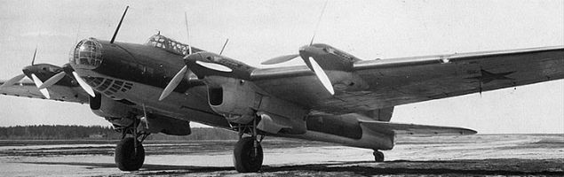 Bombowiec Pe-8 wykorzystywany w nalotach na Warszawę 