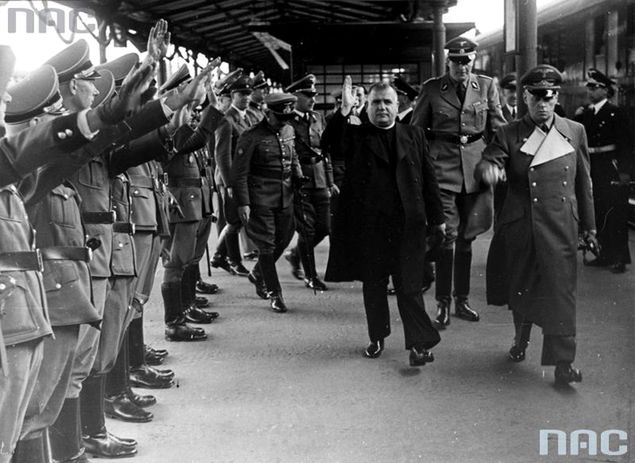 Prezydent Słowacji Jozef Tiso (w środku) i minister spraw zagranicznych III Rzeszy Joachim von Ribbentrop (z prawej) w lipcu 1940 r. 
