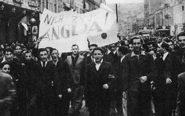 Warszawiacy demonstrujący na ulicy z okazji wypowiedzenia przez Wielką Brytanię wojny III Rzeszy, 3 września 1939 r. 