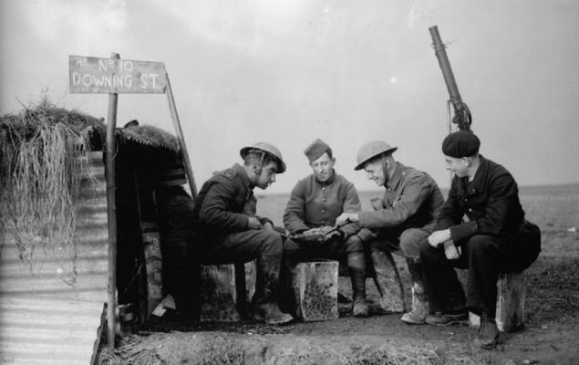 Francuscy i brytyjscy żołnierze przy stanowisku przeciwlotniczym, listopad 1939 r. 