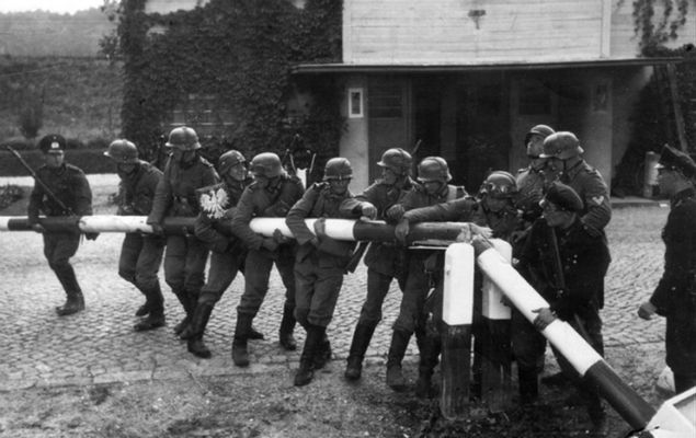 Niemcy na przejściu granicznym w Sopocie (pozowane zdjęcie propagandowe), 14 września 1939 r. 