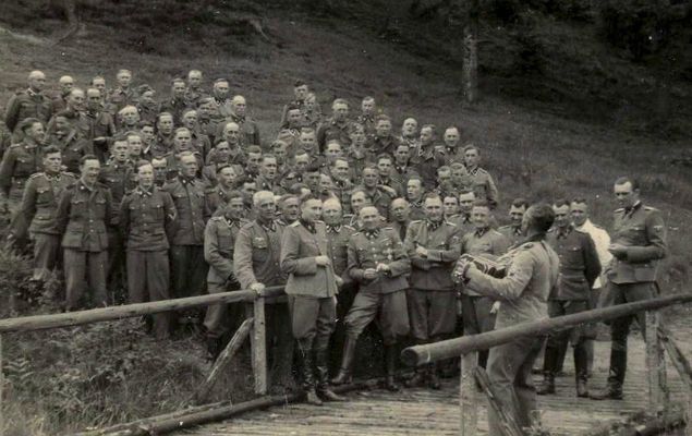 Od lewej w pierwszym rzędzie: Karl Hoecker, Otto Moll, Rudolf Hoess, Richard Baer, Josef Karmer, Franz Hoessler, and Josef Mengele w Solahütte, 1944 r. 
