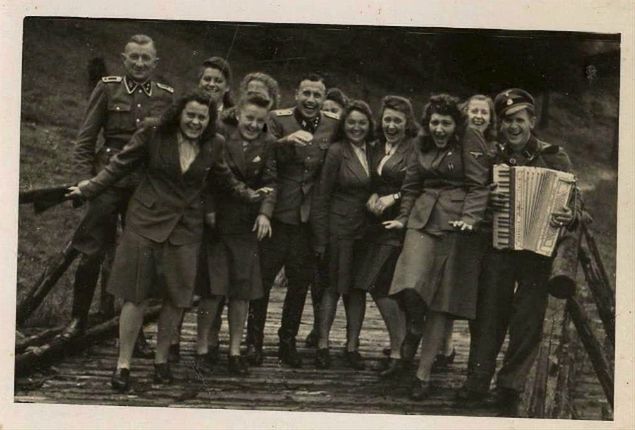 Kobiety z SS-Helferinnenkorps - personelu pomocniczego - z oficerami SS, ok. 1941-1944 r. 