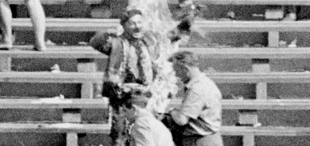 Płonący Ryszard Siwiec na Stadionie Dziesięciolecia, 8 września 1968 r. 