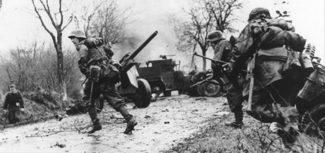 Grenadierzy SS podczas walk w Poteau w Ardenach, 1944 r. 