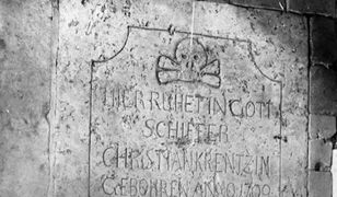 Barokowe płyty nagrobne odnaleziono... w kurniku