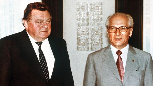Premier Bawarii Franz Josef Strauss (z lewej) i Przewodniczący Rady Państwa NRD Erich Honecker podczas oficjalnego spotkania w Berlinie, 24 czerwca 1983 roku