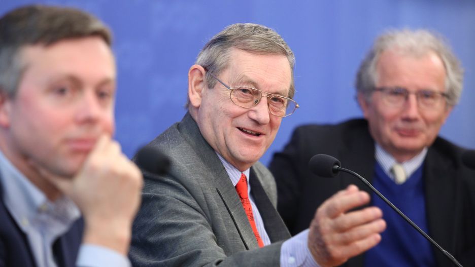 Tomasz Kurzątkowski z MillionYou (z lewej), prof. Norman Davies (w środku) oraz fotograf Janusz Rosikoń w trakcie konferencji prasowej, dotyczącej multimedialnego projektu zbierania świadectw byłych żołnierzy armii generała Władysława Andersa